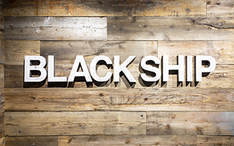 BLACK SHIP ロゴサイン