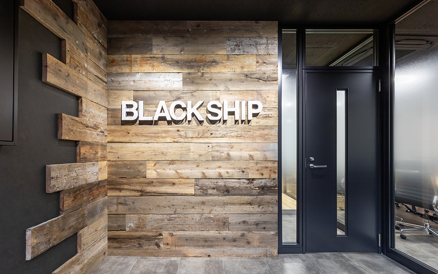 BLACK SHIP エントランスデザイン