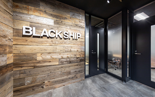 BLACK SHIP エントランスデザイン