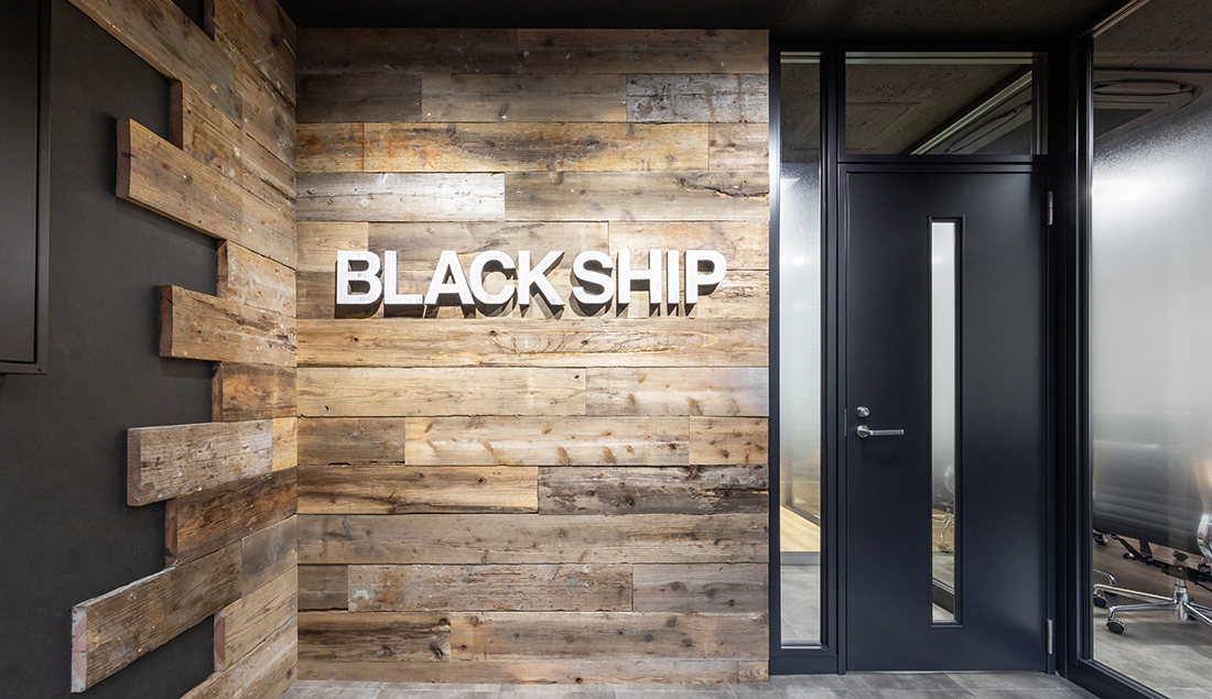 BLACK SHIP エントランスデザイン