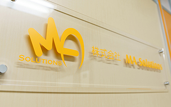 MA Solutions ロゴサイン
