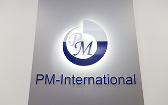 PMインターナショナル ロゴサイン