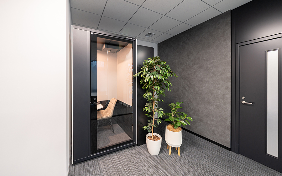 スズカ税理士法人様 個室ブース｜テレキューブ