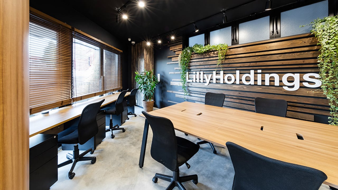株式会社LillyHoldings様のオフィス。フリーアドレス席を取り入れた執務スペース