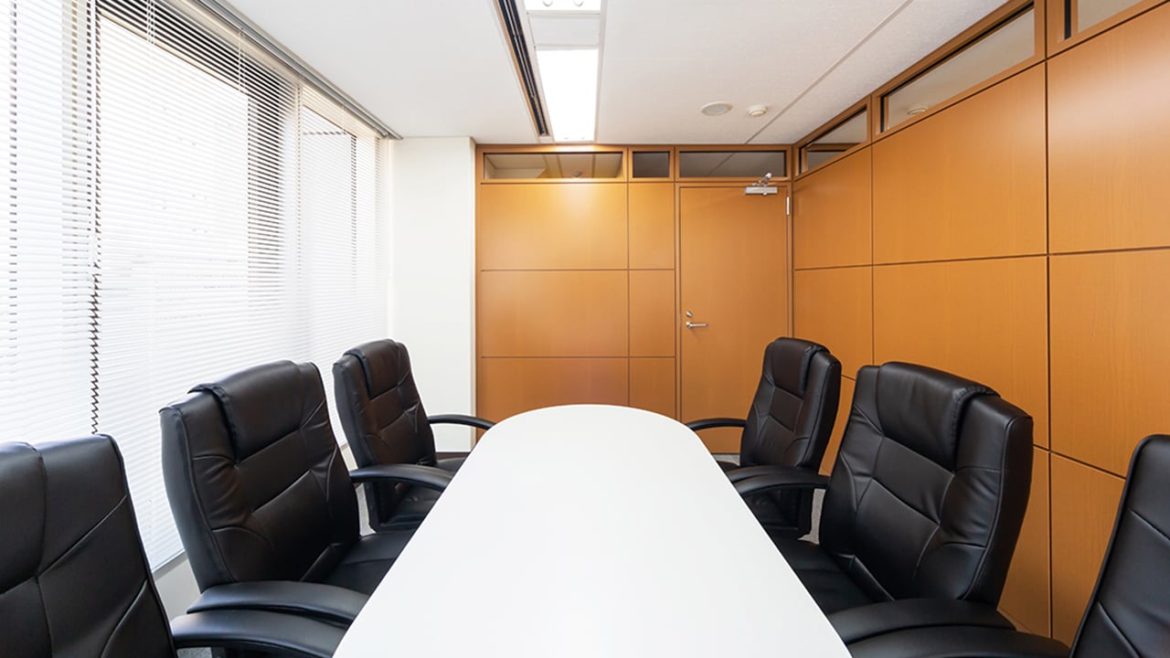 株式会社D.I.Works様のオフィス会議室。ガラスパーテーションから自然光が差し込む明るい空間