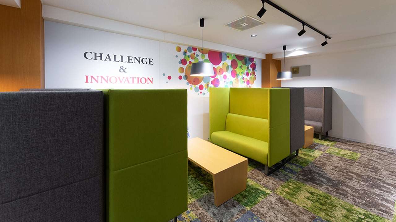 司法書士法人イストワール様のオフィス。用途に応じて働く場所を選べるオープンな執務空間