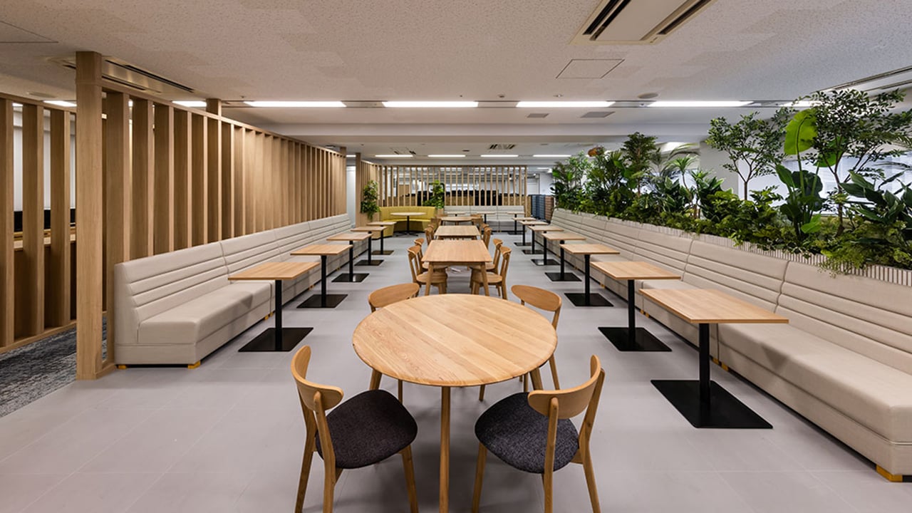 オフィスコム東京本社・市ヶ谷ライブショールーム。多様な働き方に対応したデスクと交流スペース