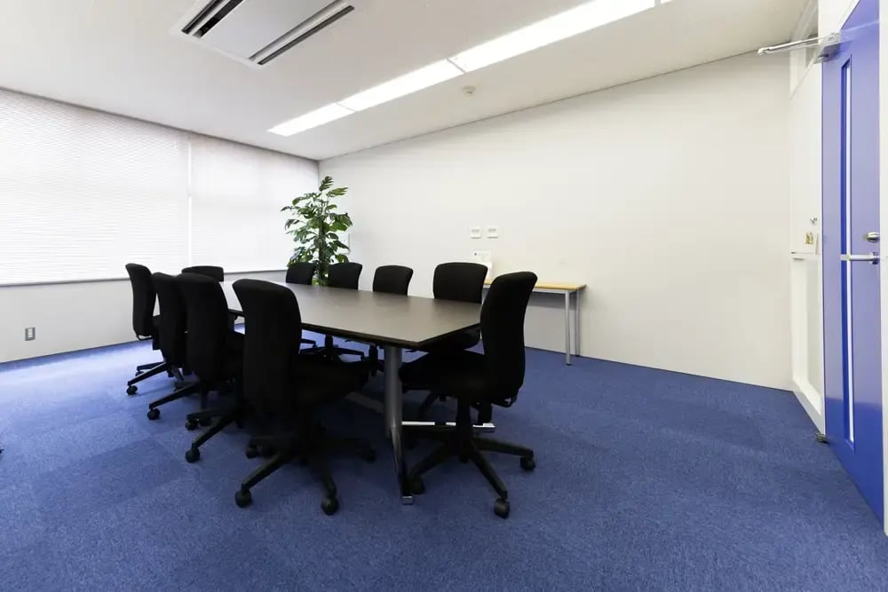 寒色を用いた会議室。冷静沈着に話を進める会議を誘導する心理的効果がある。