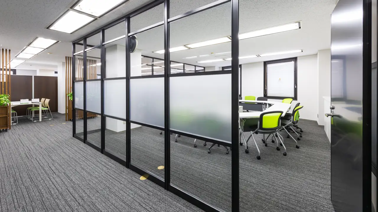 パーテーションの設置‧施工方法とは?種類とメリット、費用相場も解説