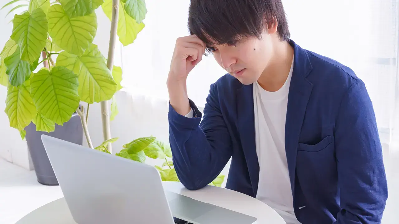 フリーアドレスはなぜ苦痛？ストレスの理由と課題への対策を解説