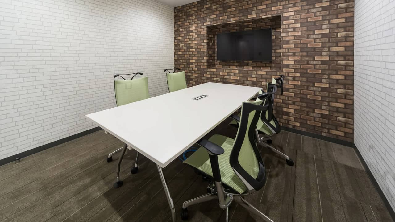 会社のブランディングを印象付けるデザイン性の高い会議室