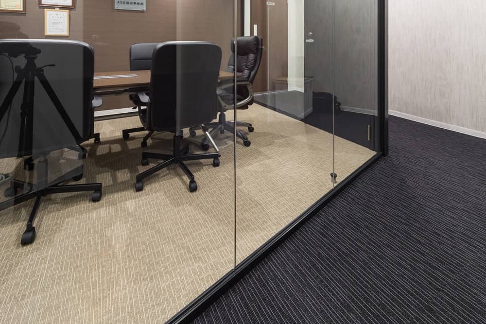 会議室の床デザインを変える事により、印象が異なる会議室に。