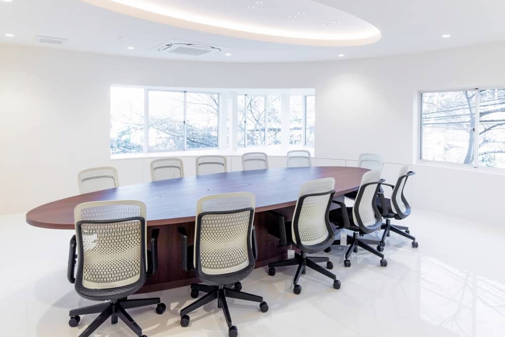 空間のコンセプトに合わせて、ホワイトのフロアタイルを使った会議室。