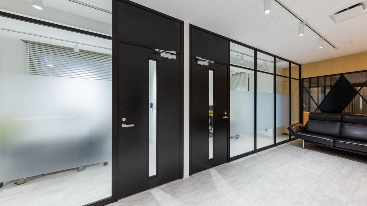 天井まであるパーテーションのメリットとは？選び方と設置事例