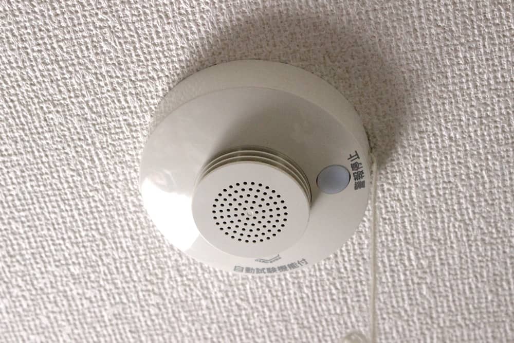 煙感知器：火災で発生した煙に反応して警報を鳴らします。（熱には反応しません。）