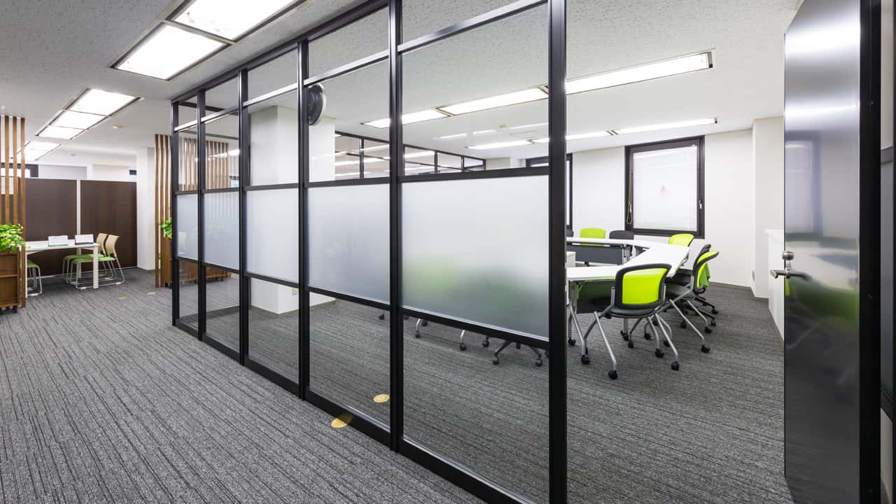 パーテーションの施工方法とは？種類とメリット、費用相場も解説