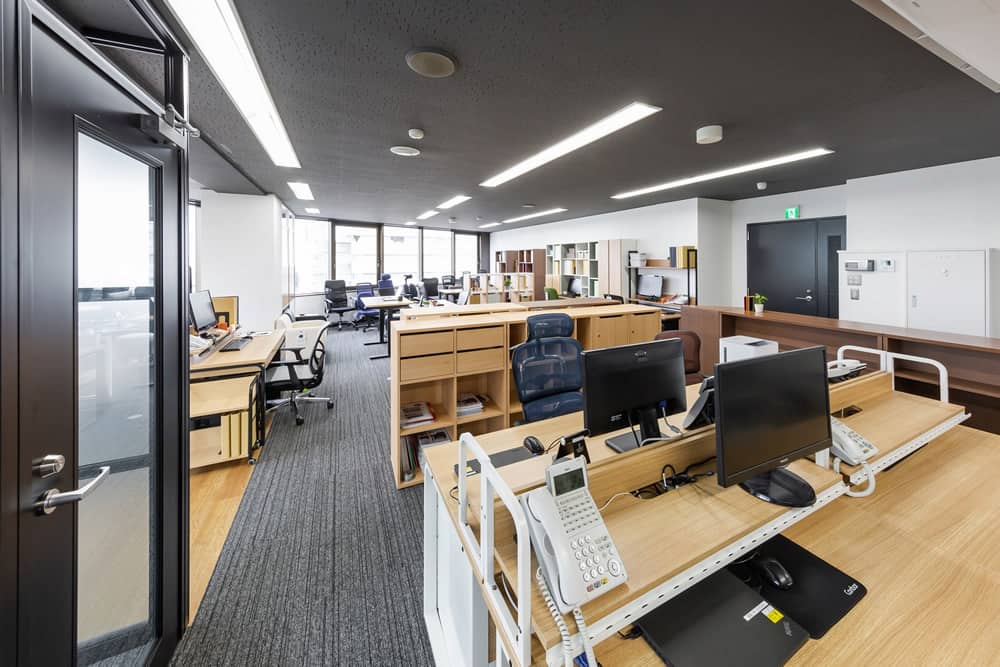 小規模オフィスで参考にしたい、パーテーションになる木製キャビネット