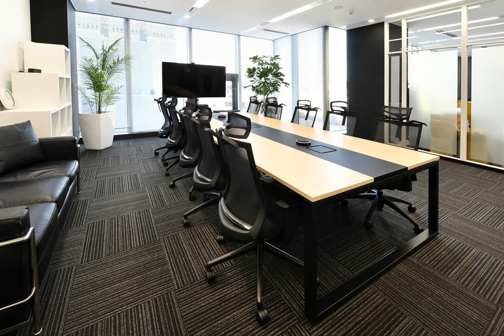 企業の好事例から学ぶ、会議室の効果的な床デザインと色の選び方とは