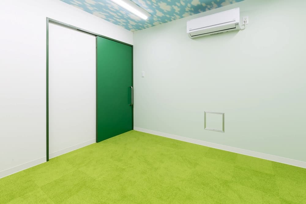 オフィスの床にタイルカーペットが使われる理由を4つの質問から解説