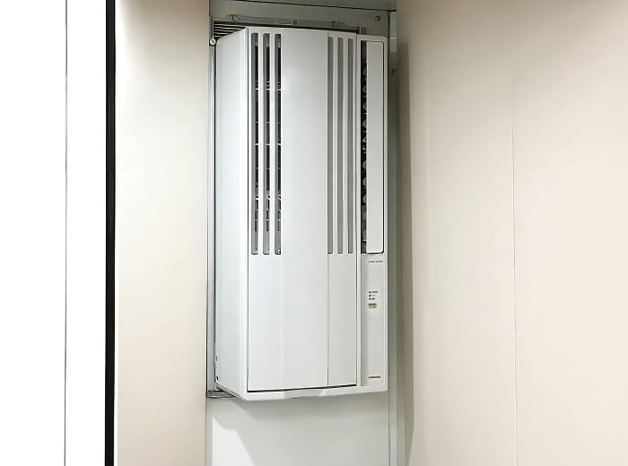 VOiSPOD内部のエアコン（冷房専用・窓付けタイプ）