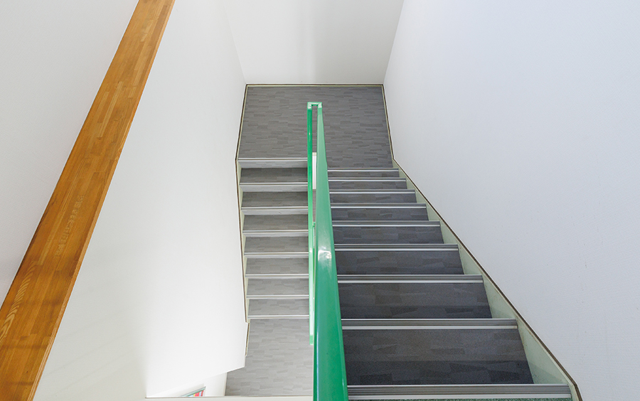 非破壊検査株式会社様 階段・床張り替え