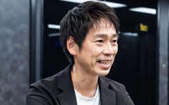 総務企画室 主席 鶴見 英斉 様