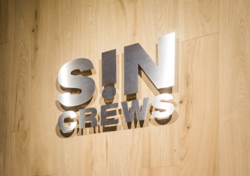 ステンレス切り文字ピン出し